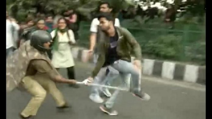 छात्रों पर लाठीचार्ज