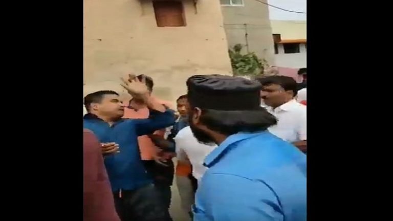 ‘उद्धव के खिलाफ टिप्पणी करने पर शिवसैनिकों ने मार कर कान का पर्दा फाड़ा, जबरन कराया मुंडन’