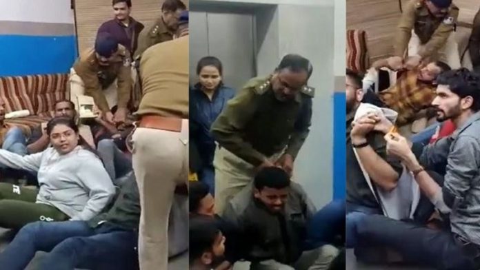 छात्रोंं के साथ जोर-जबर्दस्ती