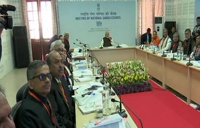 नमामि गंगे पर कानपुर में मोदी की क्लास, स्टीमर पर बैठ कर लिया सफाई कार्यों का जायजा