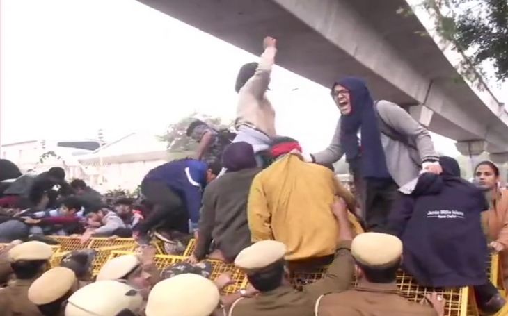 CAB के खिलाफ जामिया मिलिया इस्लामिया के छात्रों ने किया उग्र प्रदर्शन: पुलिस ने टाँग कर सड़क से हटाया