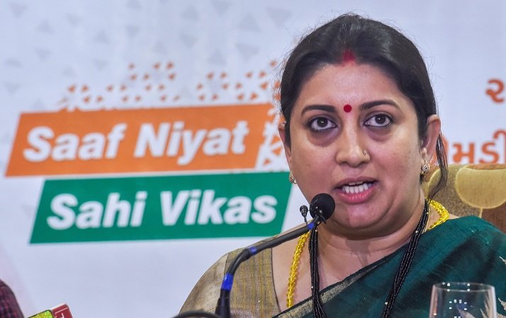 बाँह चढ़ाकर मेरी ओर बढ़े कॉन्ग्रेस सांसद, सोमवार को देखूँगी: स्मृति ईरानी