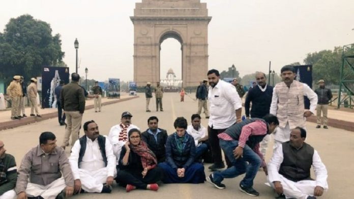 गिनती के नेताओं के साथ बैठीं प्रियंका