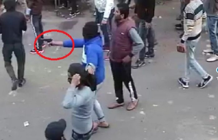 मेरठ पुलिस पर गोली चलाने वाला दंगाई युवक हुआ कैमरे में कैद, जारी हुआ Video