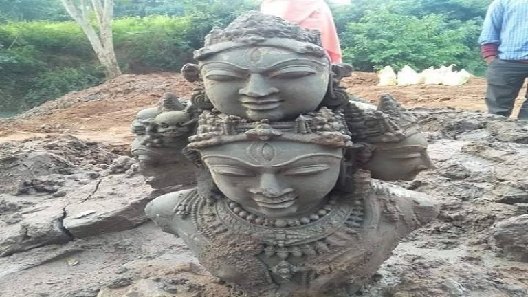 कटनी में खुदाई के दौरान निकलीं 11वीं सदी की बेसकीमती मूर्तियाँ, देखने के लिए जुटी भारी भीड़