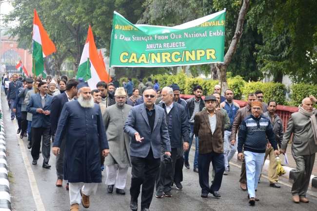 AMU में सीएए के ख़िलाफ विरोध मार्च निकालते शिक्षक (साभार-अमर उजाला)