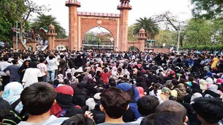 गणतंत्र दिवस पर रोड़ जाम करने वाले 600 AMU छात्रों के ख़िलाफ अलीगढ़ पुलिस ने दर्ज किया मुकदमा