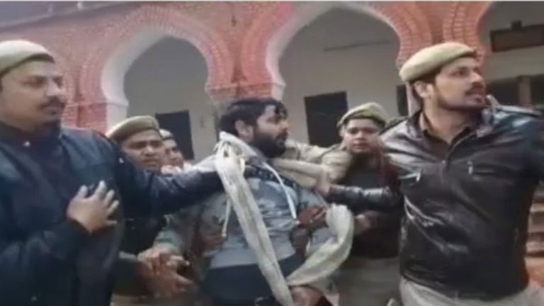 26 जनवरी पर काला झंडा और ‘वीसी गो बैक’ के नारे: AMU के उपद्रवी छात्रों को पुलिस दौड़ा-दौड़ा कर पकड़ी