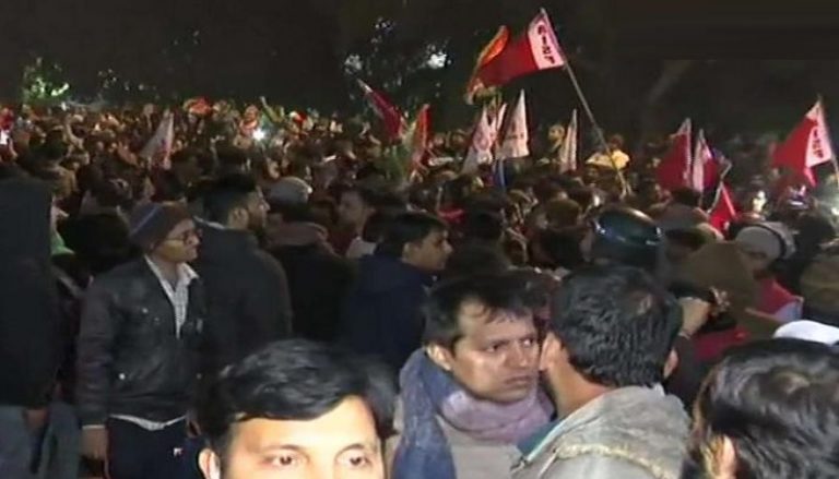‘रजिस्ट्रेशन कराने गईं छात्राओं के प्राइवेट पार्ट पर हमला, बाथरूम ले जाकर दुर्व्यवहार’ – JNU मामले में गंभीर आरोप