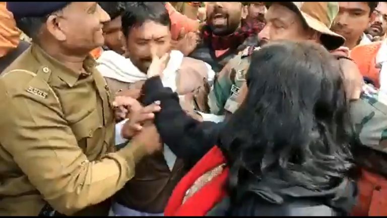 मध्य प्रदेश में CAA समर्थकों को DM ने जड़े थप्पड़, पीछे से किसी ने खींच दी चोटी: देखें Video