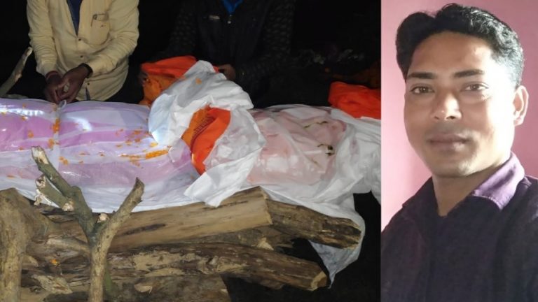 टॉर्च की रोशनी में हुआ नीरज का अंतिम संस्कार, लोगों को शव यात्रा में शामिल होने से रोका
