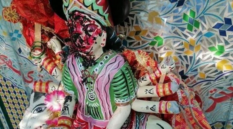 एक और हिंदू मंदिर पर इस्लामी कट्टरपंथियों का हमला: मूर्तियाँ तोड़ी, कालिख पोती, ग्रंथों को नुकसान पहुँचाया