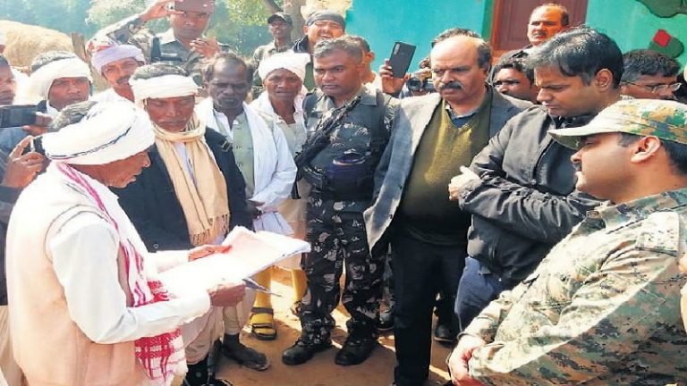 ‘5 बंदूकें और दो फिर खेल देखो’: 7 लोगों का सिर कलम करवाने वाले का ‘संविधान’ सुनते रहे अधिकारी