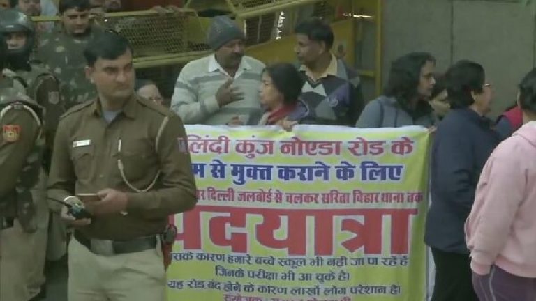 ‘शाहीन बाग़ के प्रदर्शनकारी खा रहे बिरयानी, मना रहे पिकनिक’ – जाम से परेशान स्थानीय लोग सड़क पर
