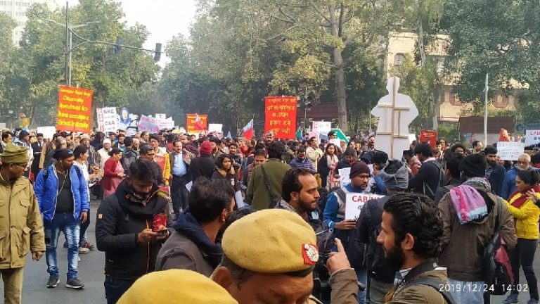 हाईकोर्ट के आदेश के बाद शाहीन बाग़ के प्रदर्शनकारियों को ‘आज़ादी’ देने पहुँची दिल्ली पुलिस