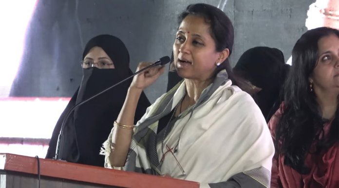 CAA के विरोध में बुर्के में जुटी महिलाएँ, शरद पवार की बेटी ने कहा- तीन तलाक अच्छा