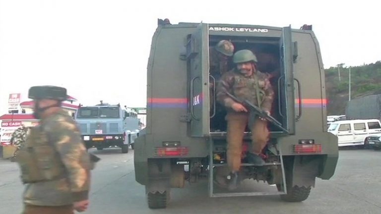 मोहम्मद मकबूल की ट्रक में सवार हो आए जैश आतंकी: CRPF जवानों पर गोलीबारी, जवाबी कार्रवाई में 3 ढेर