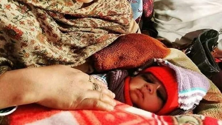 एक नकली विरोध के लिए 20 दिन की बच्ची का इस्तेमाल! अंधविरोध और भावुकता का कॉकटेल