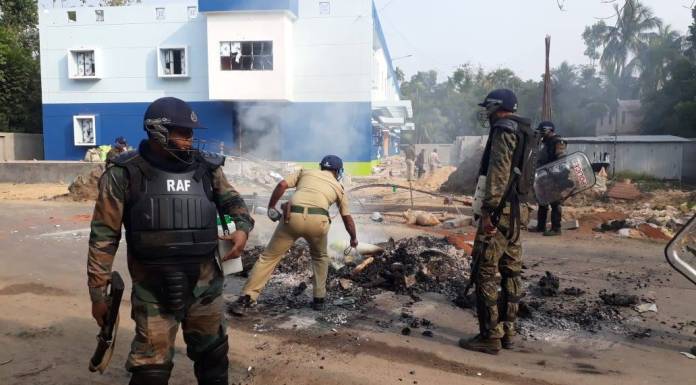 मंदिर की ज़मीन पर बन रहा मदरसा का दफ्तर, ग्रामीणों ने जताई आपत्ति तो बंगाल पुलिस ने पीटा