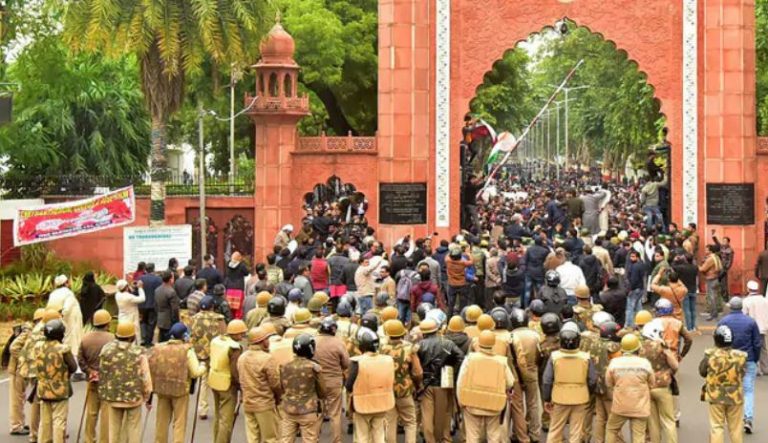 प्रदर्शनकारी छात्रों के दवाब में आया AMU इन्तजामियाँ: सभी परीक्षाएँ स्थगित, आम छात्र मायूस