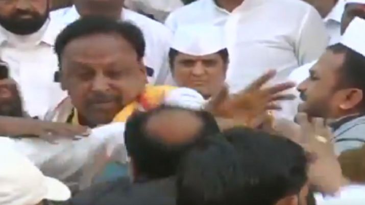 कॉन्ग्रेसी नेताओं ने झंडा फहराने को लेकर किया हाथ-लात का प्रयोग, जमकर चले रैपट-कंटाप, देखें Video