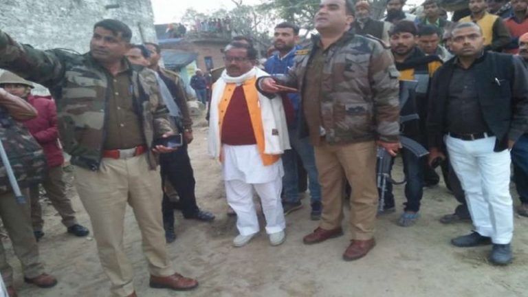 फर्रुखाबाद में मोहम्मदाबाद थाने के व्यक्ति ने बदला लेने के लिए 20 बच्चों को बनाया बंधक, पुलिस पर फेंका हथगोला