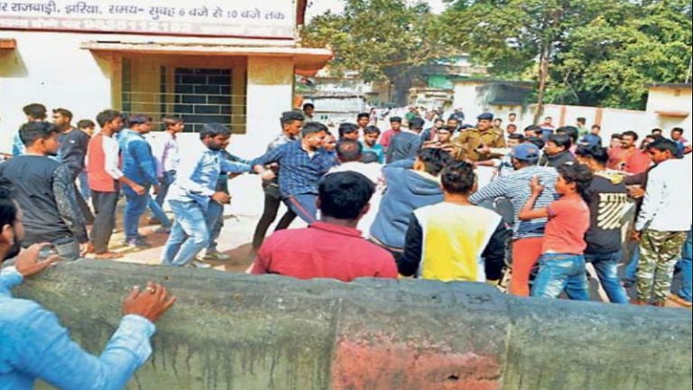 3 म​हीने पुराने फेसबुक पोस्ट पर 5 घंटे उपद्रव, विहिप कार्यकर्ता के मोहल्ले में हरवे-हथियार ले घुसे