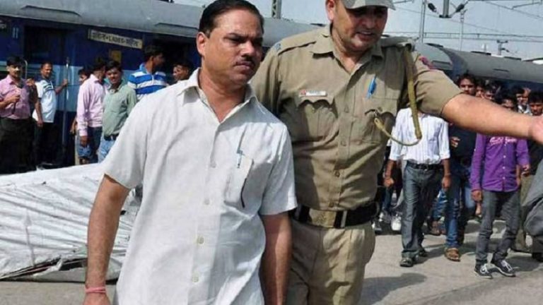 चुनाव से पहले AAP की छीछालेदर: फर्जी डिग्री वाले MLA का पत्ता कटा, अब बीवी लड़ेंगी चुनाव