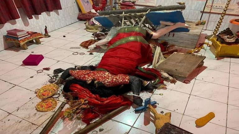 बंगाल: माँ काली की मूर्ति तोड़ बदमाश फरार, 8वीं बार मंदिर में चोरी का प्रयास
