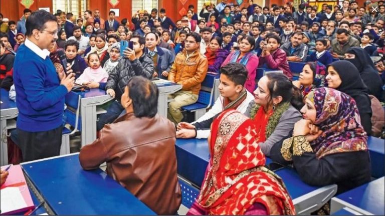 दिल्ली में शिक्षा क्रांति के दावे ऊँचे, हकीकत फीकी: 500 स्कूल नहीं खुले, कमरे गिनवा रही केजरीवाल सरकार