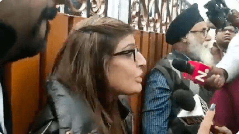मेरी बेटी ने फॉंसी लगा ली, संजय सिंह ने धक्के मार बाहर कर दिया: AAP कैंडिडेट का विरोध कर रही एक माँ