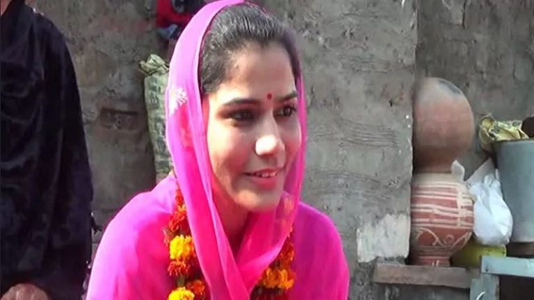 2 बच्चों की माँ जो पाकिस्तान में पैदा हुईं, सितंबर में भारत की नागरिक बनी और अब लड़ रहीं  चुनाव