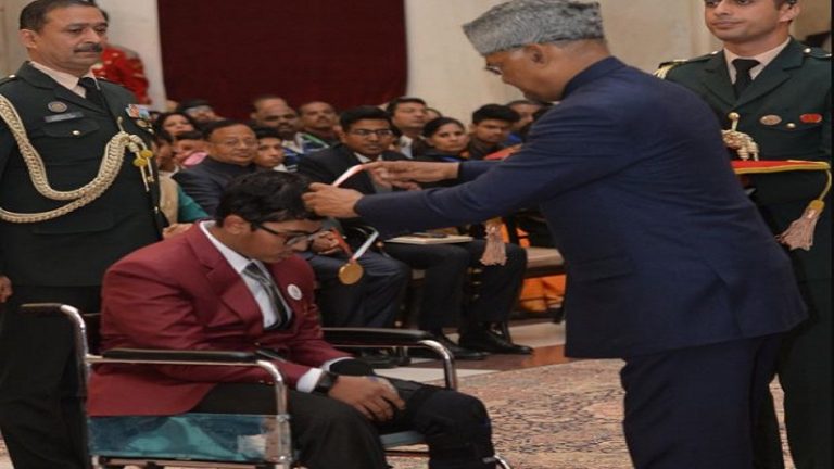 आर्मी कैंप में सौम्यदीप ने आतंकी हमले से माँ और बहन को बचाया: राष्ट्रपति ने दिया 22 बच्चों को वीरता पुरस्कार