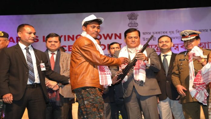 उग्रवादियों ने डाले हथियार