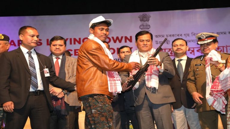 असम: 644 उग्रवादियों का आत्मसमर्पण, एके- 47, एके-56 जैसे अत्‍याधुनिक हथियार सौंपे