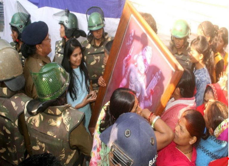 मध्य प्रदेश: नमाज के बाद नहीं करने दी माँ सरस्वती की पूजा, महिलाएँ बोलीं- चूड़ी पहन लो कमलनाथ!