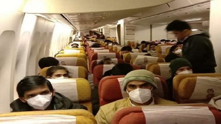 कोरोना वायरस के केंद्र से 324 भारतीयों को लेकर दिल्ली पहुँचा विमान, पाकिस्तानियों पर ‘बेरहम’ इमरान सरकार