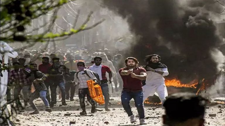 ‘हिंदू की गाड़ी जला दी, दुकानें जला रहे हैं’: दिल्ली में फिर पत्थरबाजी-आगजनी, अब तक 5 मौतें