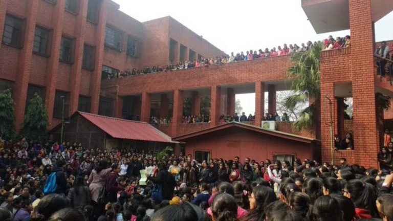 गार्गी कॉलेज में छेड़-छाड़ जरूर हुई, लेकिन धार्मिक नारों की बात सिर्फ वामपंथी मीडिया की करामात है