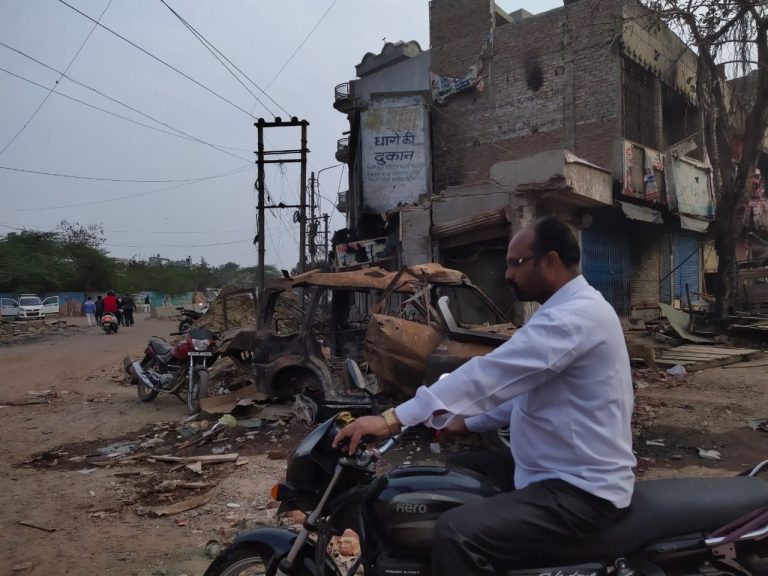दिल्ली दंगा ग्राउंड रिपोर्ट: छतों से एसिड बरसा रही थीं मुस्लिम औरतें, गुलेल से दाग रहे थे पेट्रोल बम