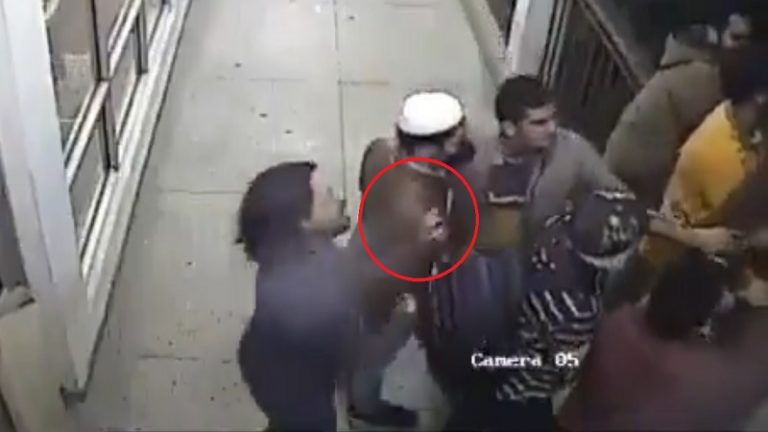 जामिया के PhD दंगाई के हाथ में वॉलेट नहीं पत्थर ही था: AltNews के झूठ की पोल खोलता Video