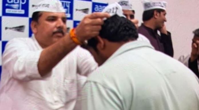 शाहीन बाग में फायरिंग करने वाले कपिल गुर्जर का स्वागत करते आप नेता संजय सिंह