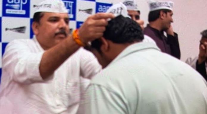 कपिल गुर्जर को सम्मानित करने वाले संजय सिंह ने शाहीन बाग फायरिंग के लिए शाह को ठहराया था जिम्मेदार