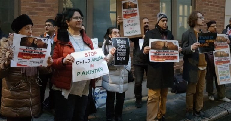 पाक में नाबालिग हिंदू लड़की के जबरन धर्म परिवर्तन पर भारतीयों का लंदन में इंसाफ दिलाने के लिए प्रदर्शन जारी