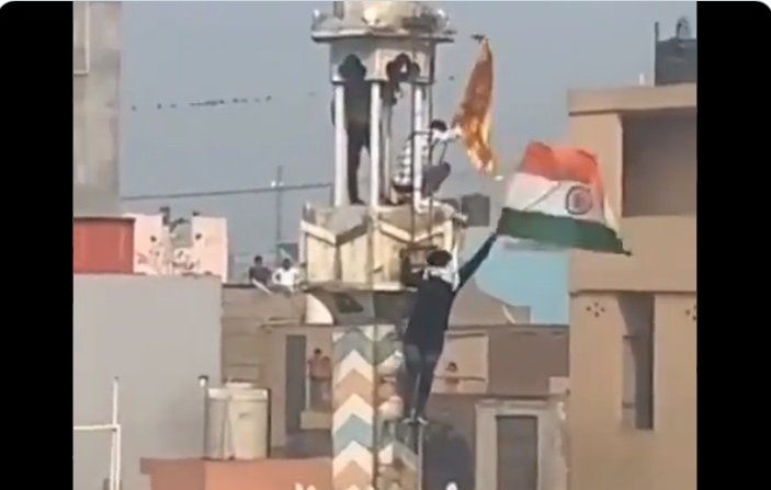दिल्ली की मस्जिद में तोड़-फोड़, भगवा झंडा लहराया: स्वघोषित पत्रकार राणा अयूब ने शेयर किया वीडियो