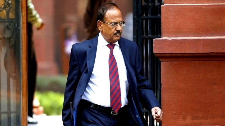 किसी को डरने की ज़रूरत नहीं, पुलिस बल की कमी नहीं है: दिल्ली में सड़क पर उतरे NSA अजीत डोभाल