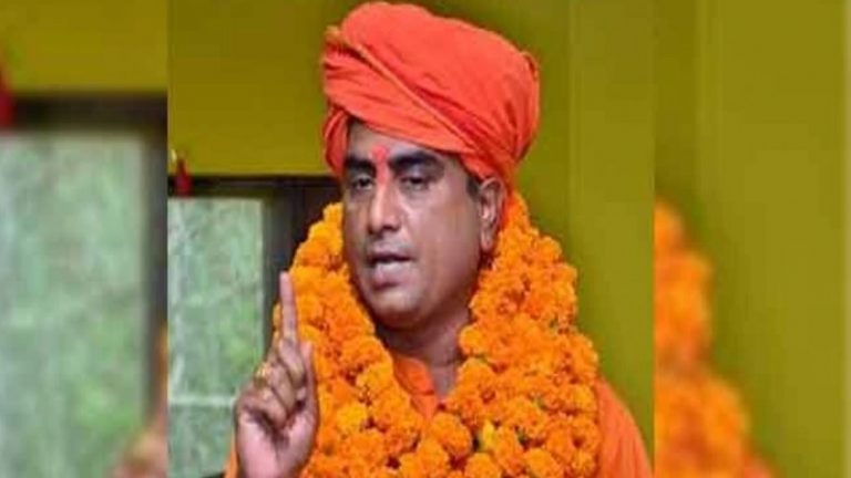 लखनऊ के हजरतगंज में विश्व हिंदू महासभा के अध्यक्ष की हत्या, सिर में गोली मार बाइक सवार फरार