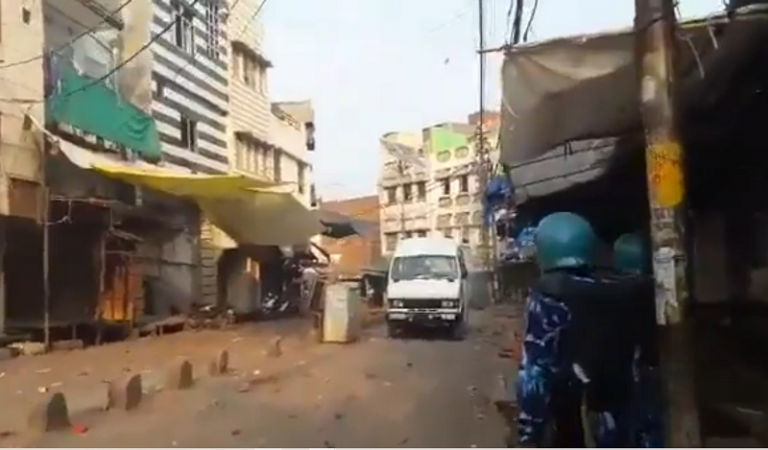अलीगढ़: CAA की आड़ में उपद्रवियों ने दुर्गा मंदिर पर किया पथराव, पुलिस से झड़प के बाद हालात तनावपूर्ण
