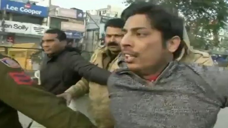शाहीन बाग़ में कपिल ने की हवाई फायरिंग: फिर से ‘हिन्दू आतंक’ की रोटी सेंकने में जुटे वामपंथी