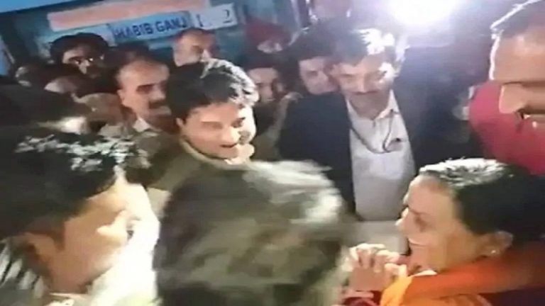 सिंधिया ने उमा भारती से झुक कर लिया आशीर्वाद, विजयवर्गीय से मिले गले: MP में सियासी हलचल तेज़